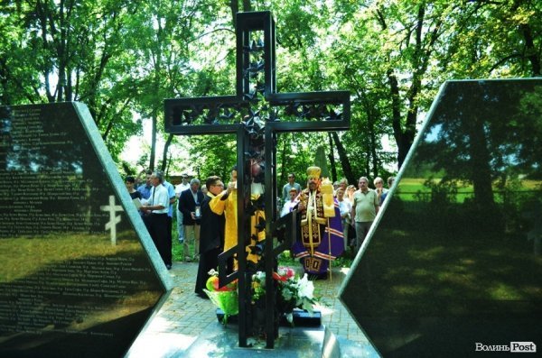 У Польщі молилися на могилах вбитих українців. ФОТО 