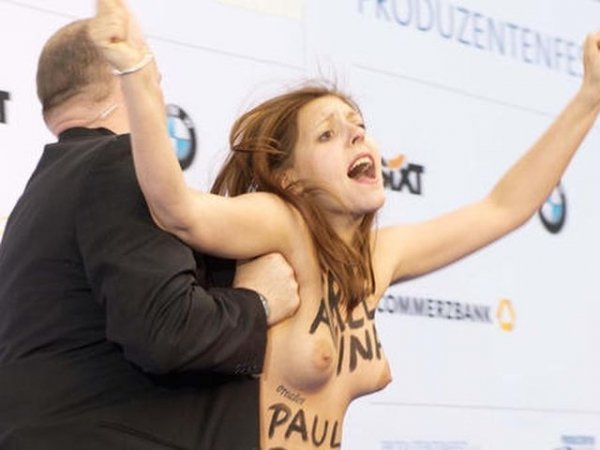  FEMEN зірвали виступ німецького канцлера. ФОТО. ВІДЕО