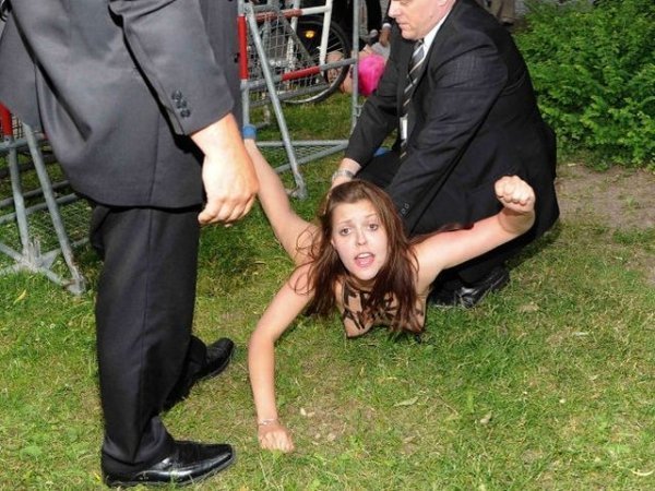  FEMEN зірвали виступ німецького канцлера. ФОТО. ВІДЕО