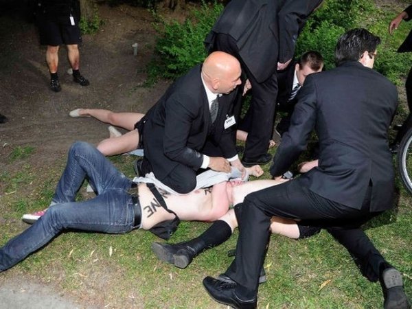  FEMEN зірвали виступ німецького канцлера. ФОТО. ВІДЕО