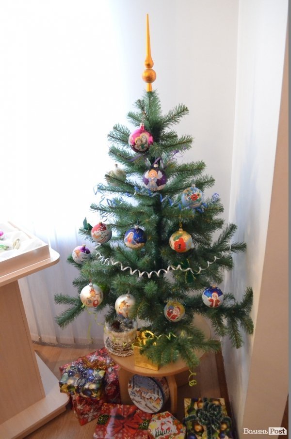Ялинка із сучасними новорічними іграшками
