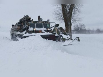 «Відрізані» від світу через перемети села на Волині рятують важкою технікою