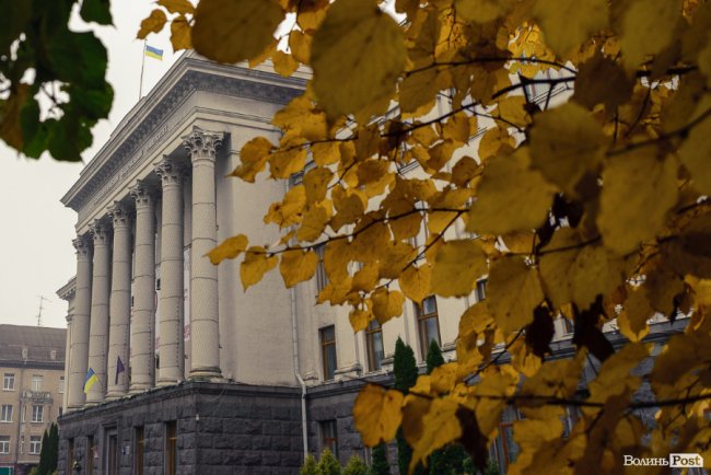 Місто, оповите легким серпанком туману: осінній Луцьк у фото 