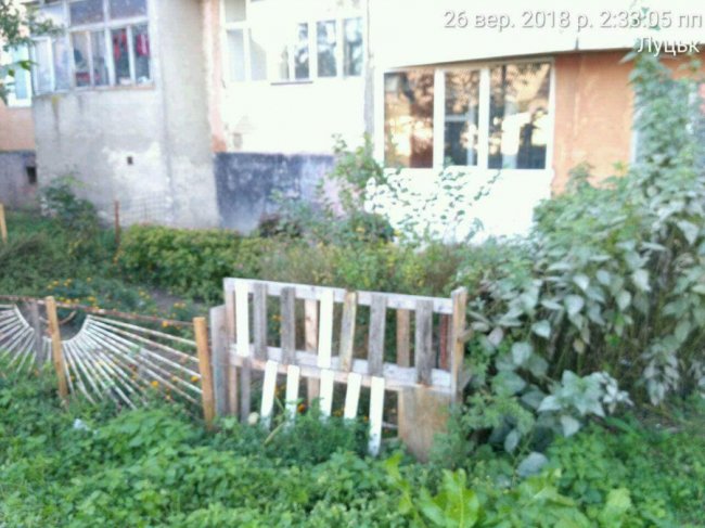 У Луцьку демонтували бетонні клумби, які перешкоджали проїзду