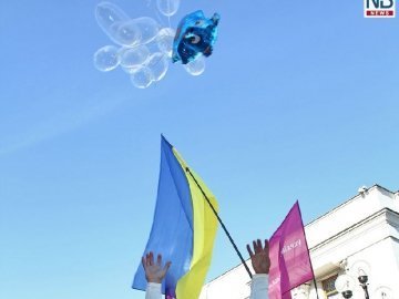 Над Радою запустили презервативи з іменами депутатів. ВІДЕО