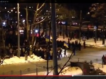 Тітушки напали на Євромайдан в Харкові. ВІДЕО