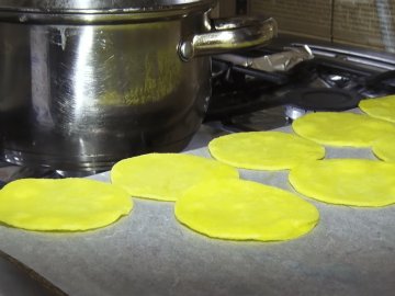 Лучанка на власній кухні виготовляє розпалювачі на фронт. ВІДЕО