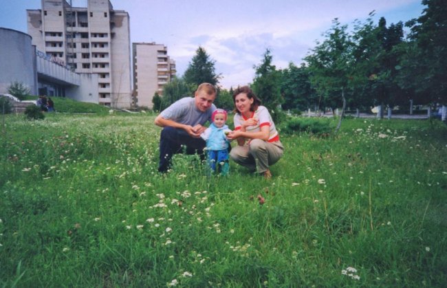 Волинський ведучий-іменинник показав дитячі фото на горщику та за кермом
