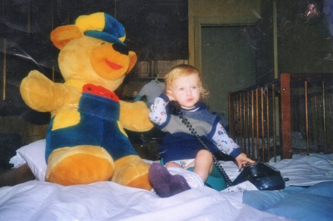 Волинський ведучий-іменинник показав дитячі фото на горщику та за кермом