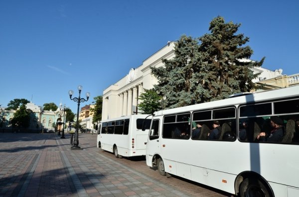 Раду посилено охороняють силовики. ФОТО