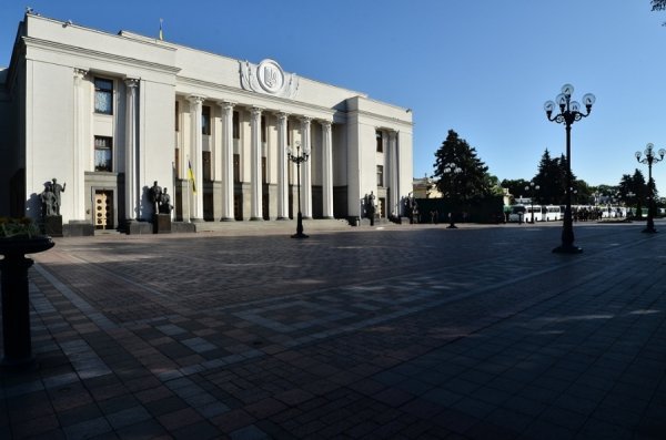 Раду посилено охороняють силовики. ФОТО