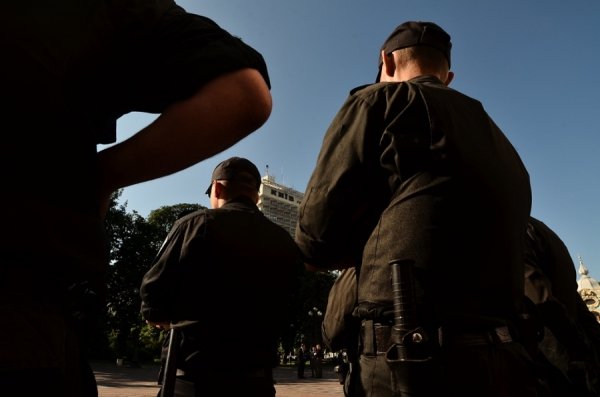 Раду посилено охороняють силовики. ФОТО