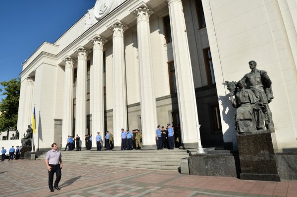 Раду посилено охороняють силовики. ФОТО