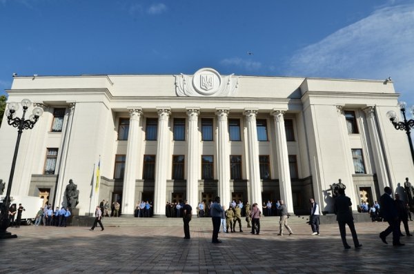 Раду посилено охороняють силовики. ФОТО