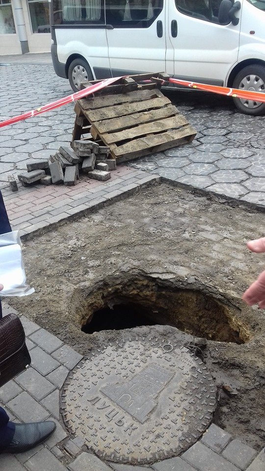 У центрі Луцька виявили величезне провалля. ФОТО