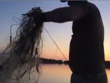 Б'ють рибалок і ставлять сітки: на волинському озері промишляють зухвалі браконьєри. ВІДЕО