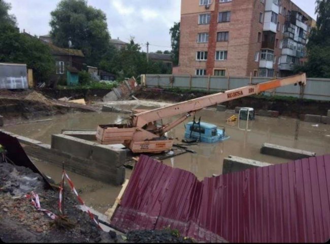 У селі на Волині через блискавку загорівся дах будинку