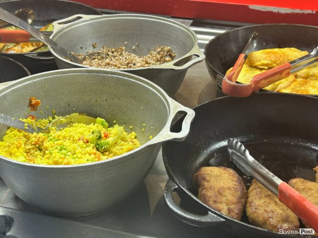 У яких умовах готують і зберігають їжу в «Пузатій хаті»: кухню ресторану показали зсередини. ФОТО