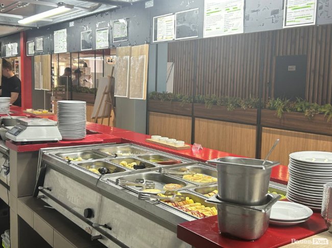 У яких умовах готують і зберігають їжу в «Пузатій хаті»: кухню ресторану показали зсередини. ФОТО