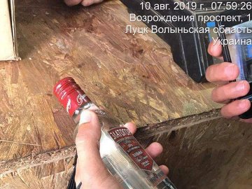 У Луцьку викрили дві підпільні точки продажу сурогату. ФОТО