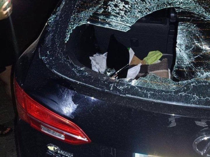 Під Луцьком пʼяний чоловік через ревнощі розбив велосипедом припарковані авто