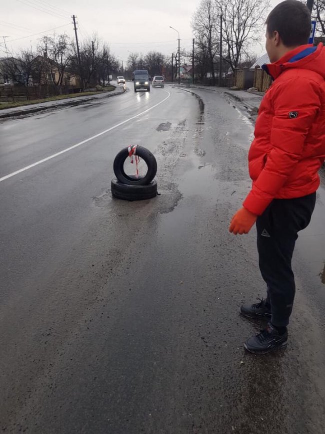 У Луцьку посеред дороги – відкритий люк. ФОТО