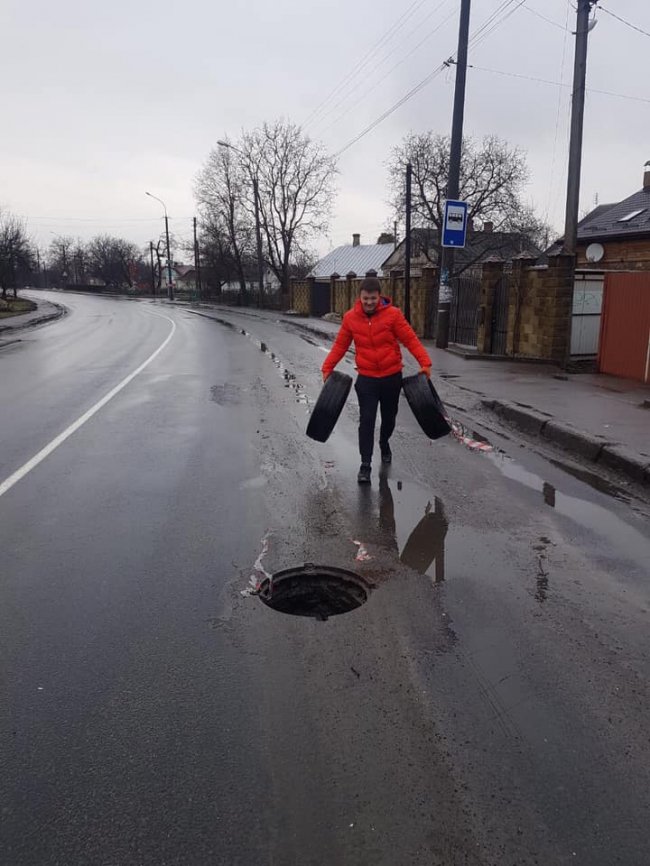 У Луцьку посеред дороги – відкритий люк. ФОТО