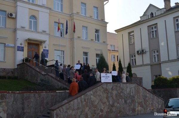 У Луцьку - пікет міськради. ФОТО