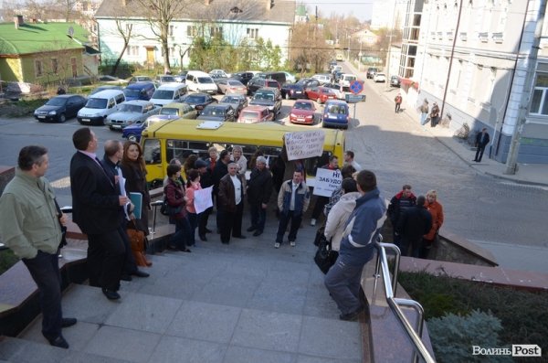 У Луцьку - пікет міськради. ФОТО