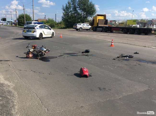 Моторошна аварія у Луцьку: троє на мопеді врізалися у Lanos. ФОТО