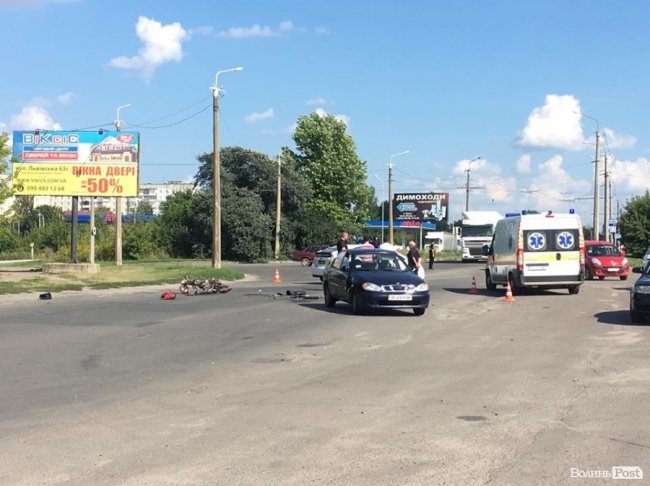 Моторошна аварія у Луцьку: троє на мопеді врізалися у Lanos. ФОТО