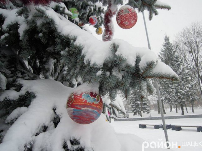 Дві головні ялинки Шацька уже прикрасили комунальники. ФОТО
