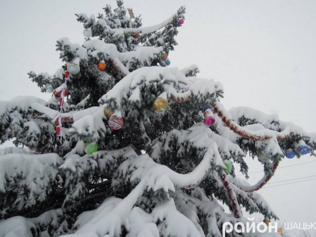 Дві головні ялинки Шацька уже прикрасили комунальники. ФОТО