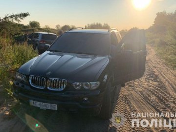 Волинянин за кермом авто наїхав на поліцейського, коли той перевіряв законність видобутку піску