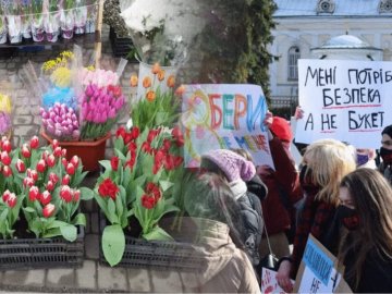 Міжнародне свято чи радянський пережиток: що думають лучани про 8 березня