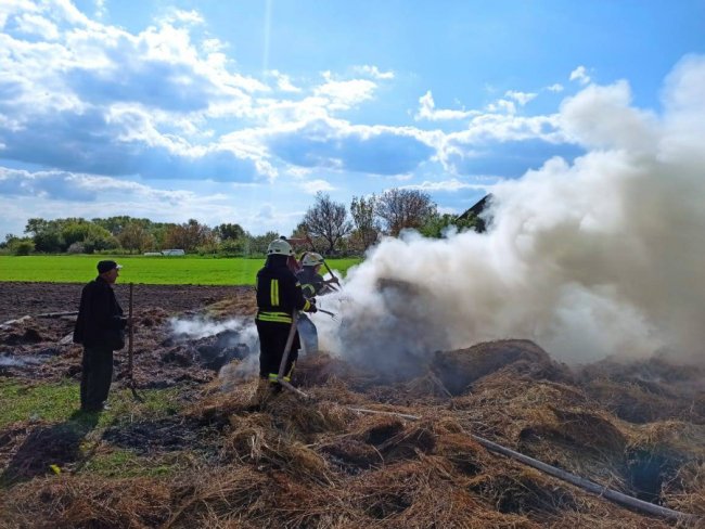 На Волині горіли хлів та солома