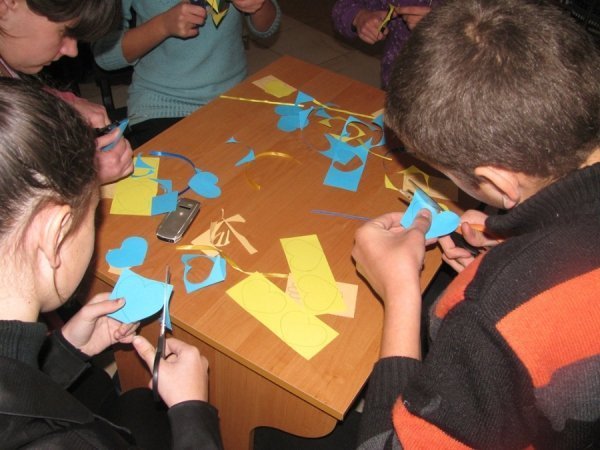 На Волині діти виготовили паперові сувеніри для бійців. ФОТО