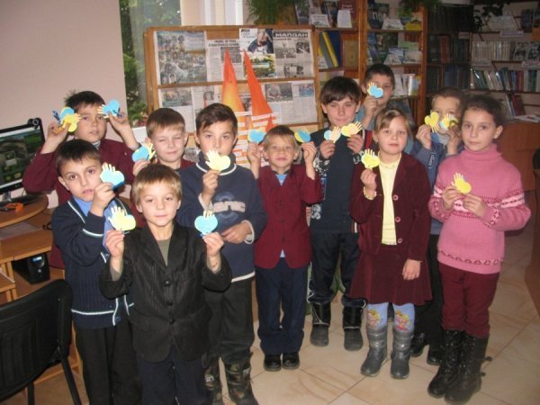 На Волині діти виготовили паперові сувеніри для бійців. ФОТО