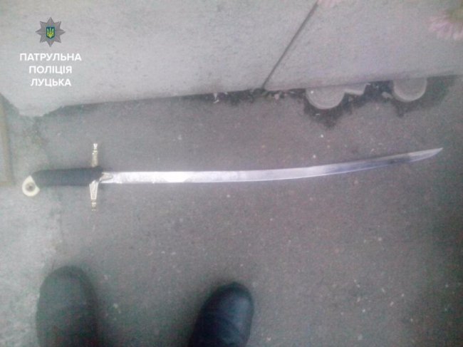 У Луцьку чоловік посеред вулиці махав шаблею. Каже: відганяв собак