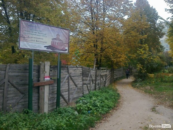 Лучани незадоволені будівництвом храму через електричний кабель. ФОТО