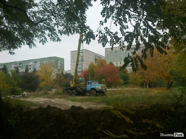 Лучани незадоволені будівництвом храму через електричний кабель. ФОТО