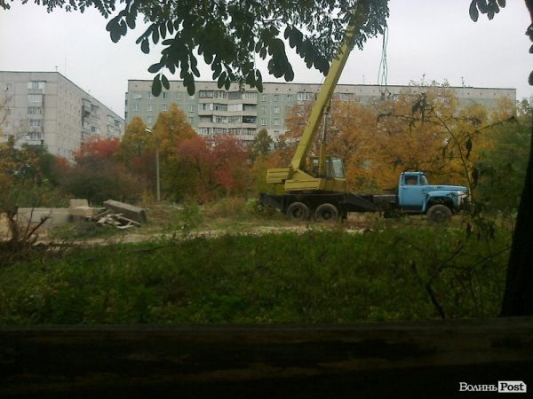Лучани незадоволені будівництвом храму через електричний кабель. ФОТО