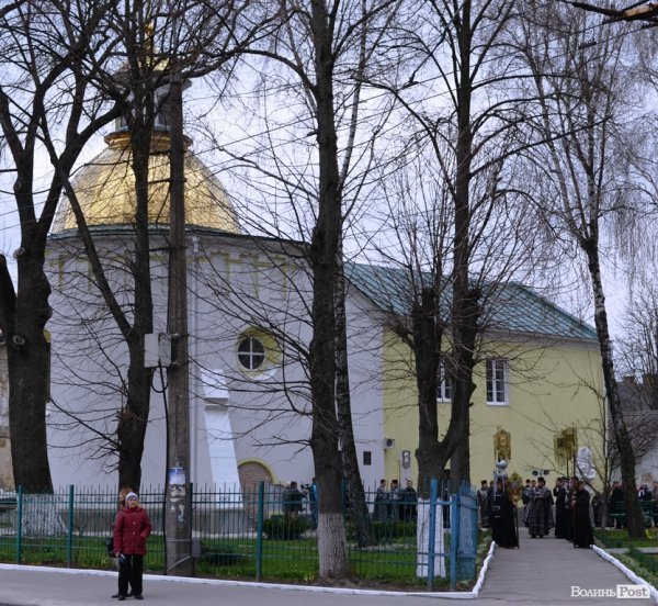 Під час хресної ходи у Луцьку окропили навіть мормонів