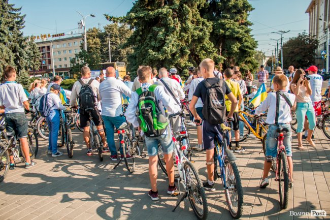 Усміхнені та у вишиванках: лучани розпочали святкування Дня Незалежності велопробігом. ФОТО