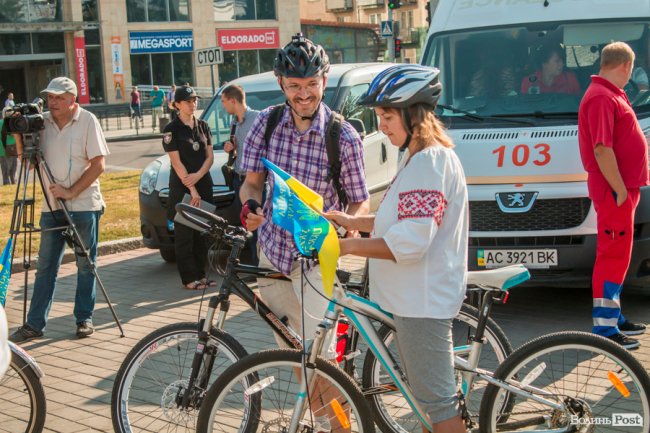 Усміхнені та у вишиванках: лучани розпочали святкування Дня Незалежності велопробігом. ФОТО