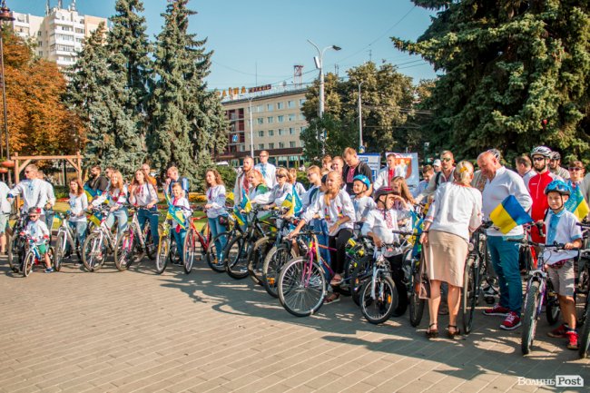 Усміхнені та у вишиванках: лучани розпочали святкування Дня Незалежності велопробігом. ФОТО
