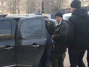 У Луцьку чоловік продавав з автомобіля сурогат. ФОТО