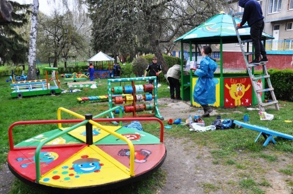 Як лучани допомогли облаштувати майданчик у дитбудинку. ФОТО