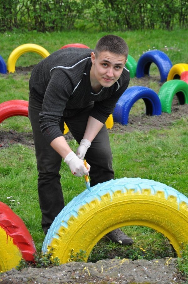 Як лучани допомогли облаштувати майданчик у дитбудинку. ФОТО