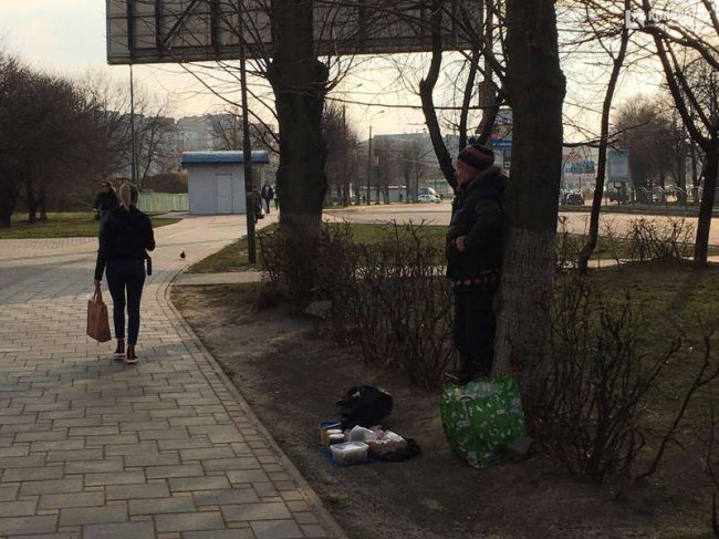 Карантин у Луцьку: люди влаштували стихійну торгівлю. ФОТО